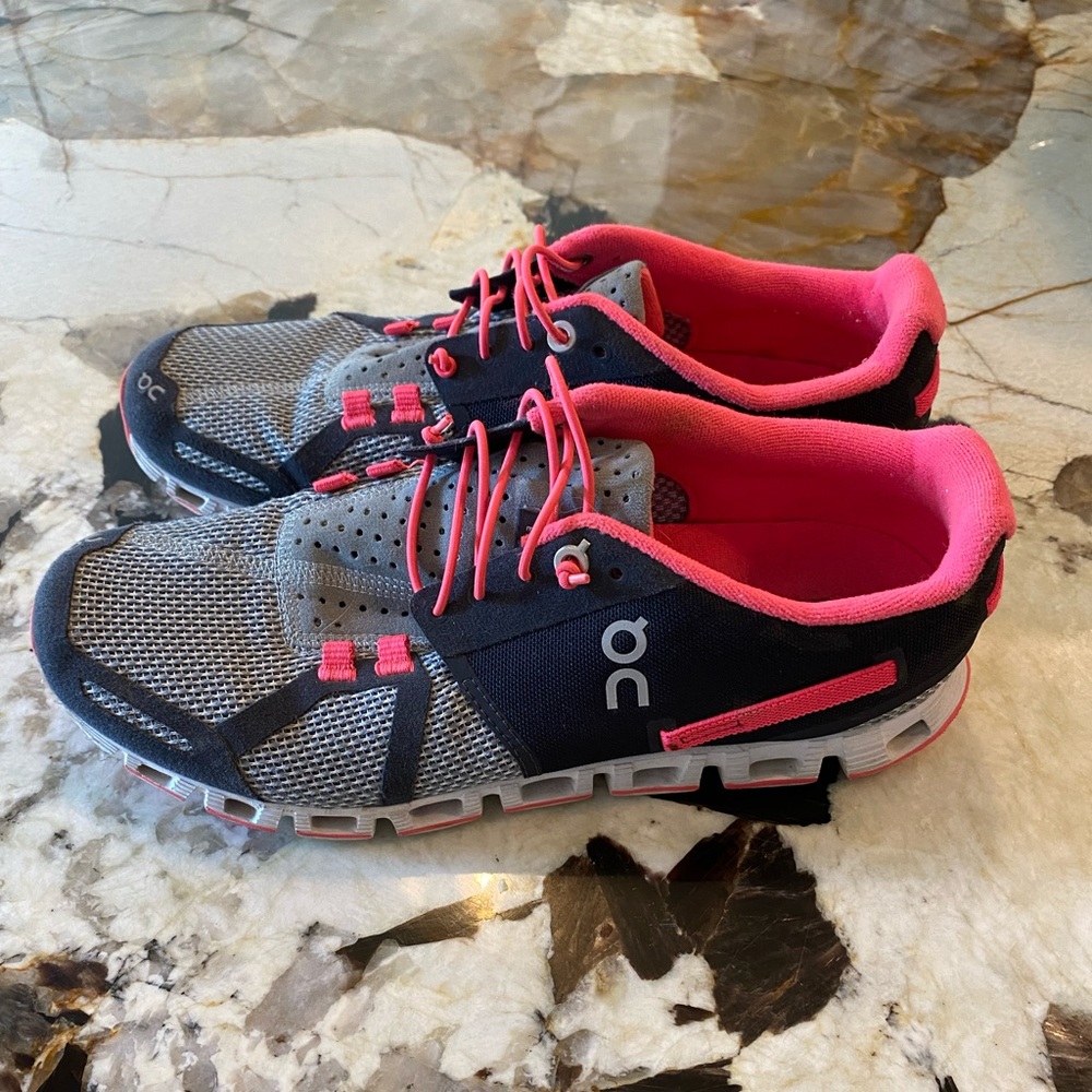 On Cloud tennis shoes sz 8